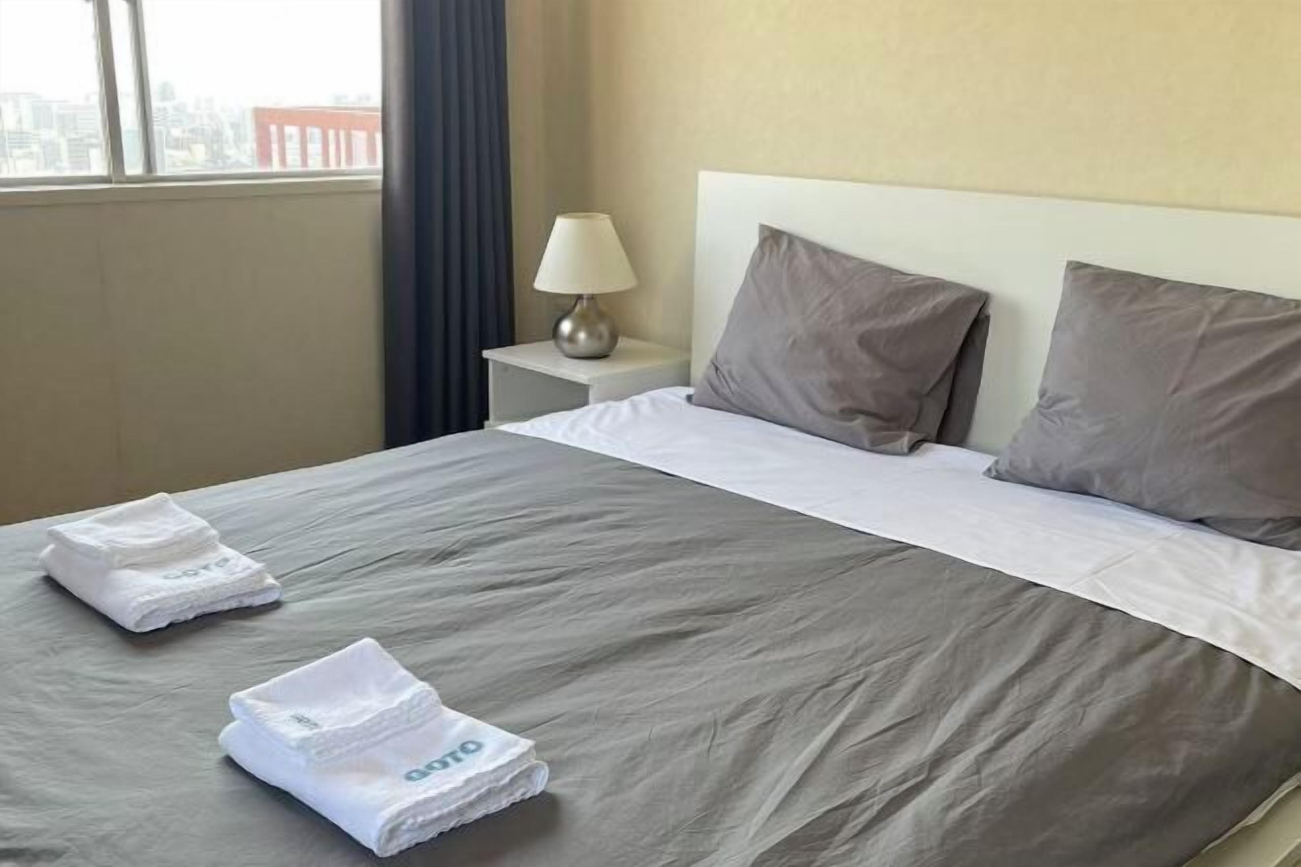 2 dormitorios, decoración individual, mobiliario individual y escritorio