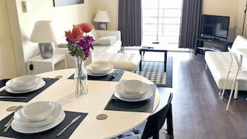 Appartement Supérieur, 2 chambres, patio, vue mer | Coin séjour