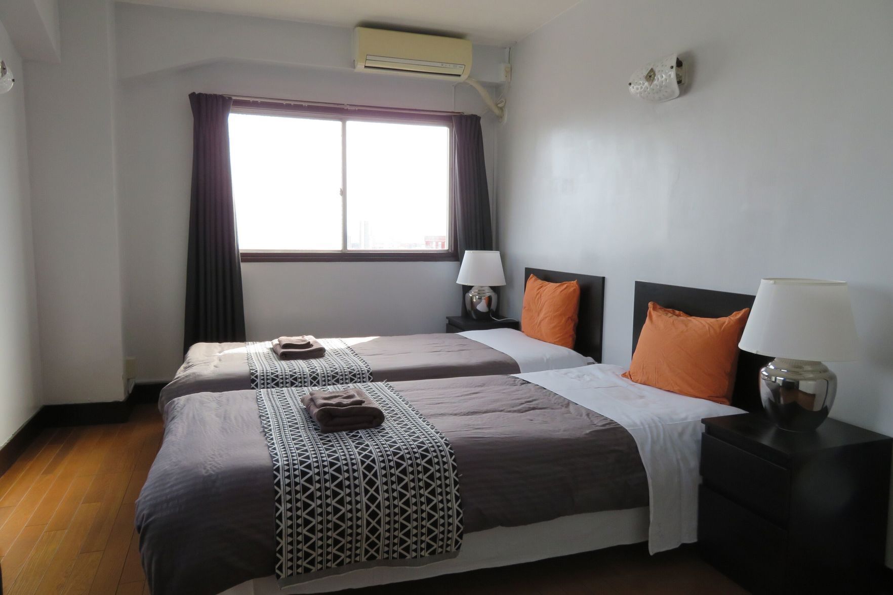 2 kamar tidur dan didekorasi berbeda-beda