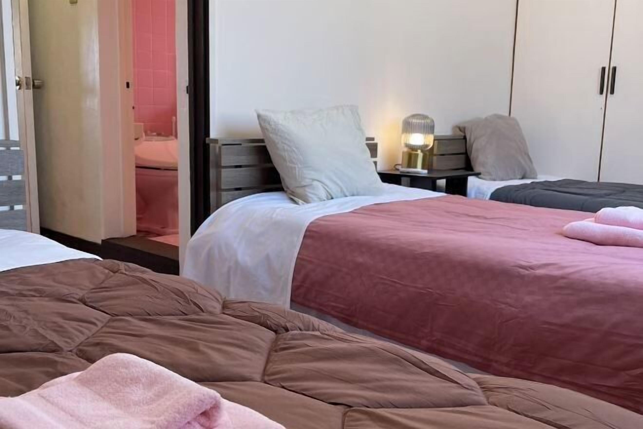 2 dormitorios, decoración individual, mobiliario individual y escritorio