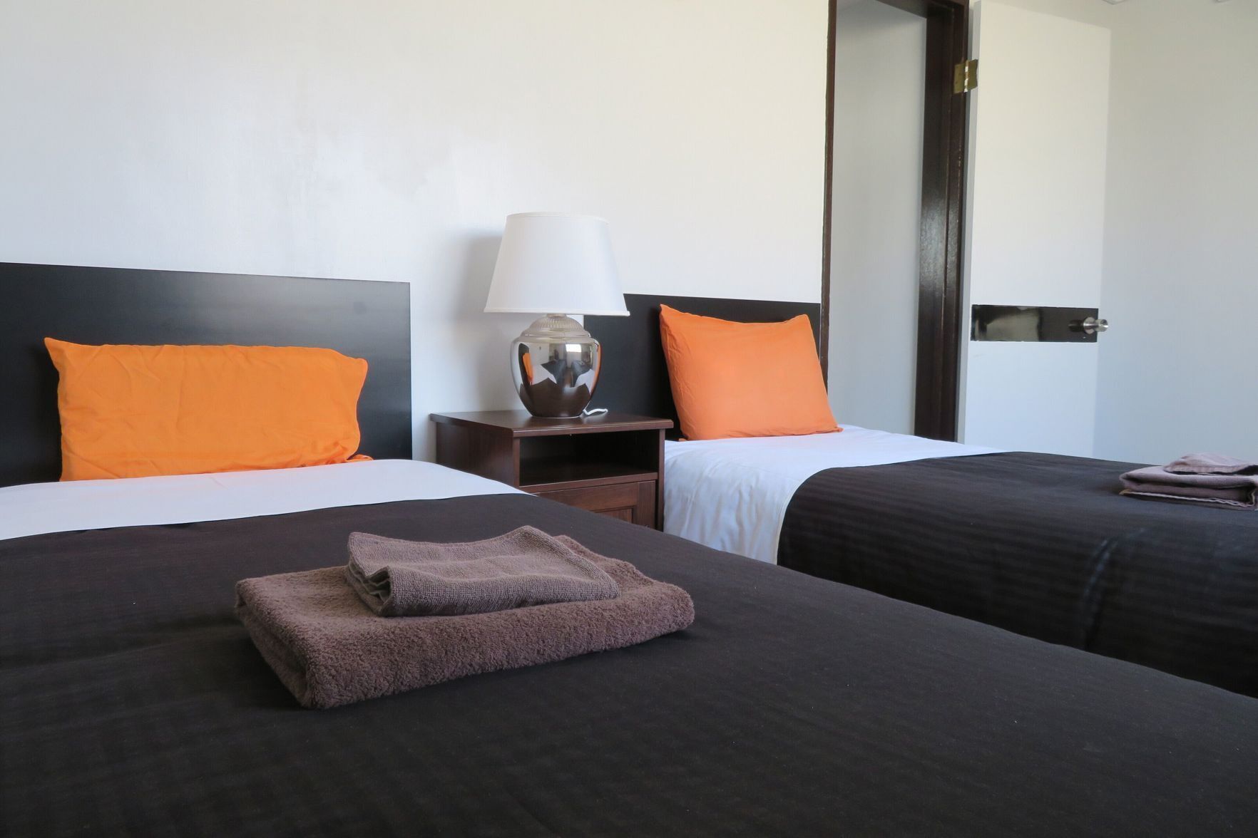 2 kamar tidur dan didekorasi berbeda-beda