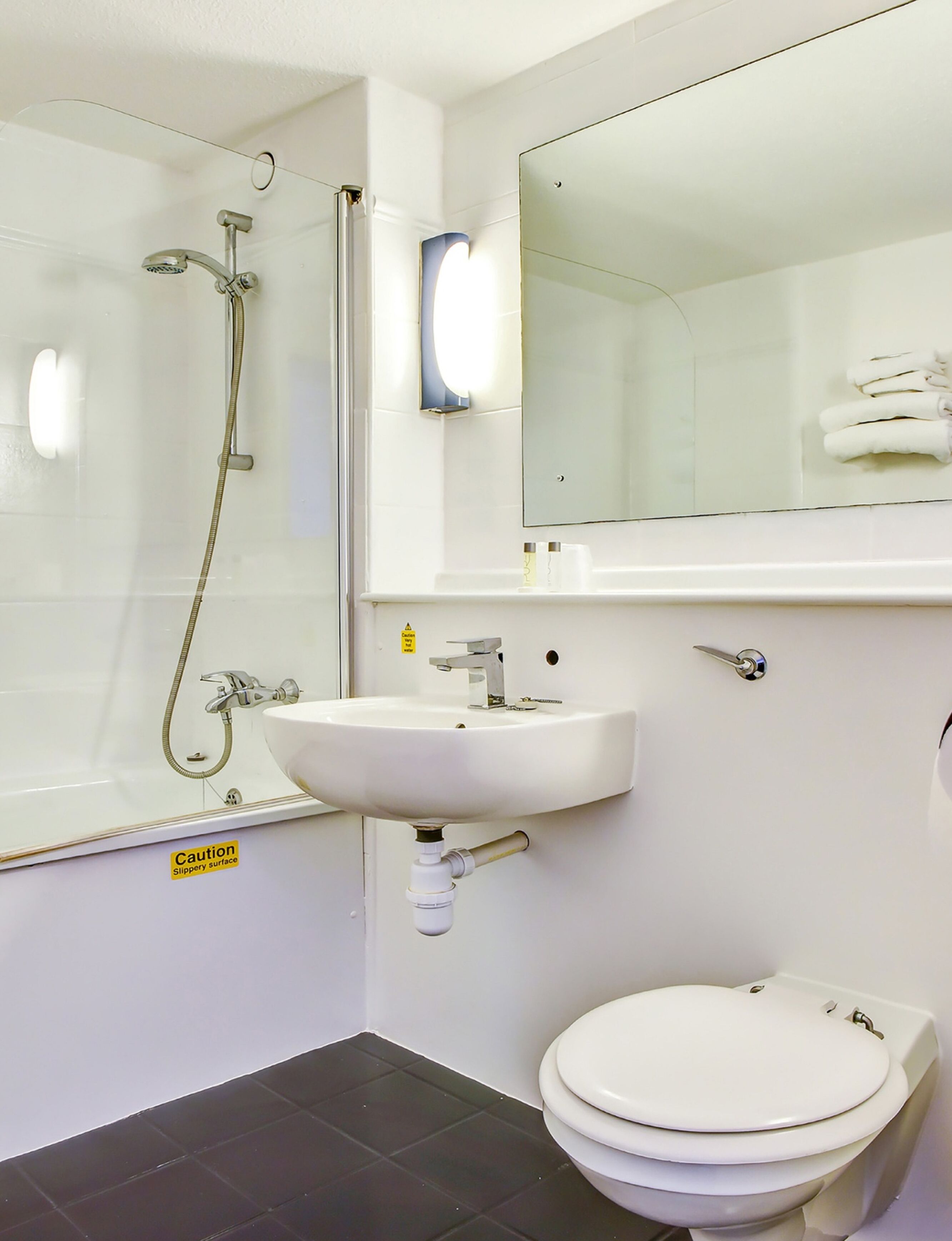 Gratis toiletartikelen, een haardroger, handdoeken, zeep