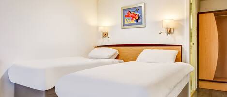 Bureau, rideaux occultants, fer et planche Ă repasser, Wi-Fi gratuit