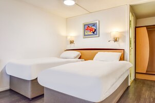 办公桌、遮光窗帘、熨斗/熨板、免费 WiFi