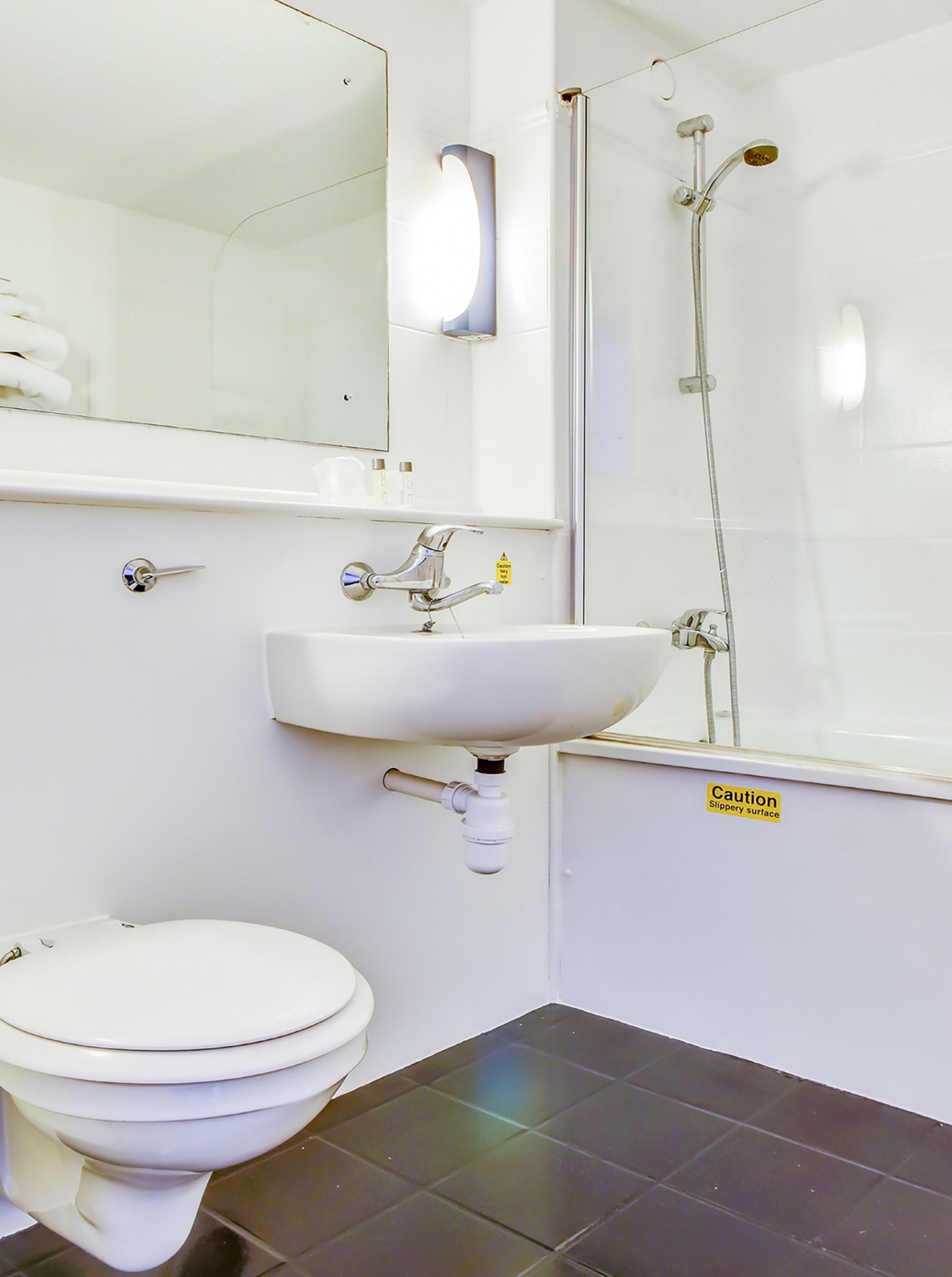 Ein Badezimmer mit Toilette, Waschbecken und Dusche.