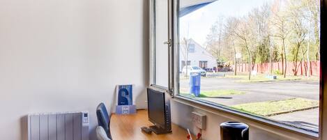 スタンダード ダブルルーム ダブルベッド 1 台 | デスク、遮光カーテン、アイロン / アイロン台、WiFi (無料)