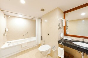 Shower, free toiletries, hair dryer, slippers - MGM Mark Whitefield (Bengaluru)