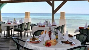 Outdoor dining - Hotel Kheops (Nabeul)