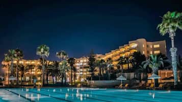 Piscine couverte, piscine extérieure, parasols de plage, chaises longues