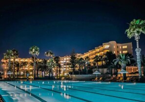 Indoor pool, outdoor pool, pool umbrellas, sun loungers - Hotel Kheops (Nabeul)