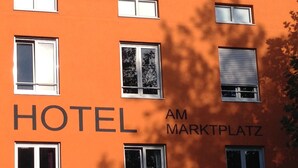 A building with the sign "HOTEL AM MARKTPLATZ" indicating its name. - Hotel am Marktplatz (Gangkofen)