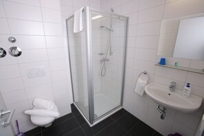 Shower, free toiletries, hair dryer, towels - Hotel am Marktplatz (Gangkofen)