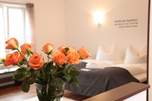 Minibar, coffres-forts dans les chambres, bureau, rideaux occultants