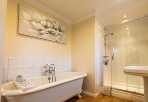 Evergreen - Deluxe Double Room | Deep soaking bathtub - Harmony House (York)