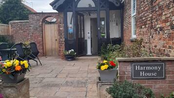 Pintu masuk properti