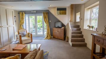 Willow Cottage - One-bedroom self-catered cottage | Living area | TV