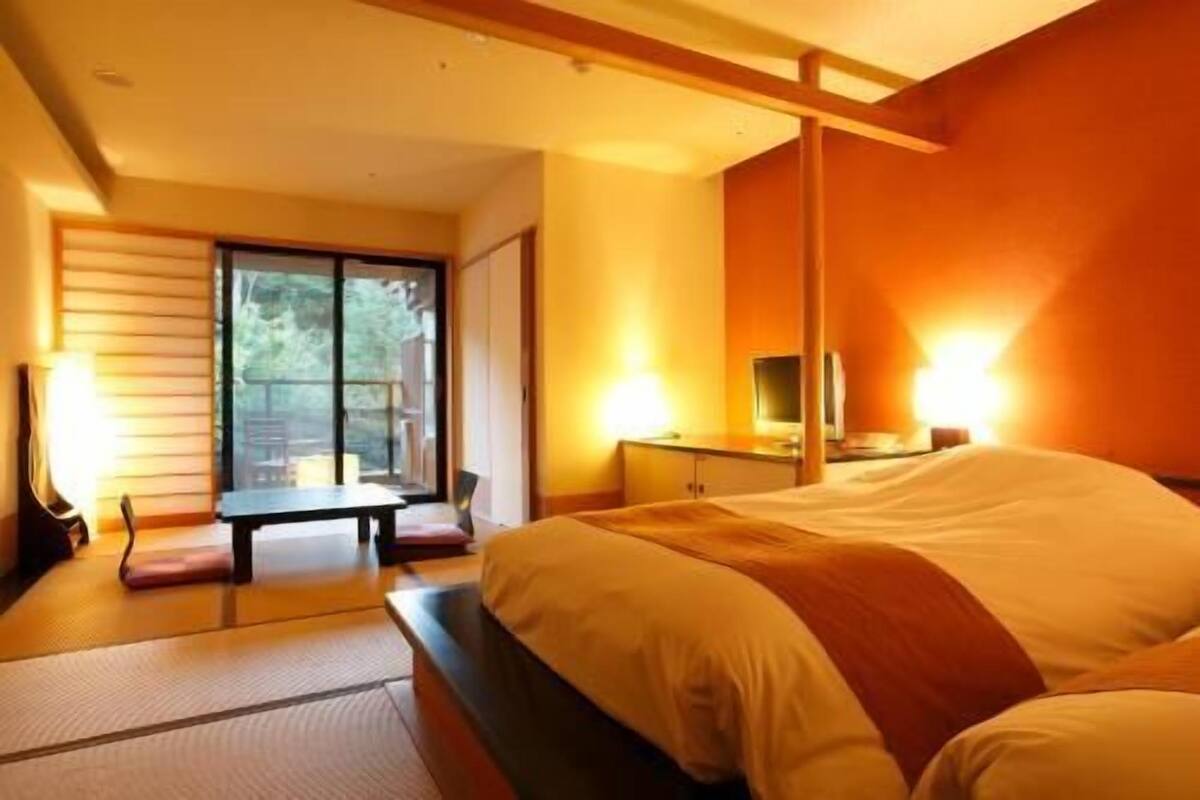 In-room safe, desk, laptop workspace, WiFi (free)