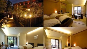 Un hotel de estilo arquitectónico tradicional, con un patio central y una escalera de madera que conduce a los pisos superiores. Las habitaciones tienen una distribución sencilla, con cama, mesita de noche y ventana con vista al patio.