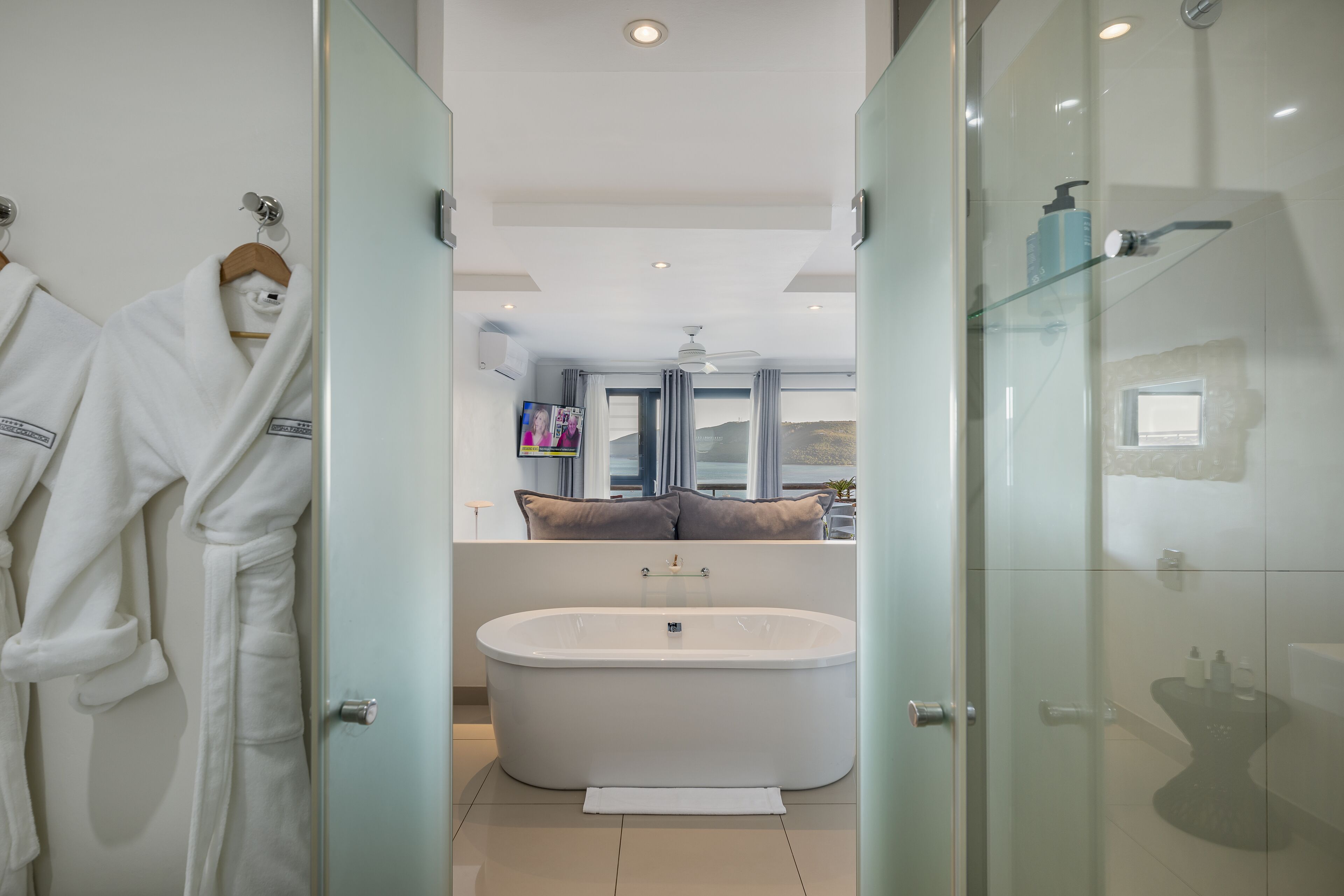 Suite (THEBLOEM SUITE FOUR: DELUXE KING BED ) | Bagno | Set di cortesia firmato, asciugacapelli, accappatoio, pantofole