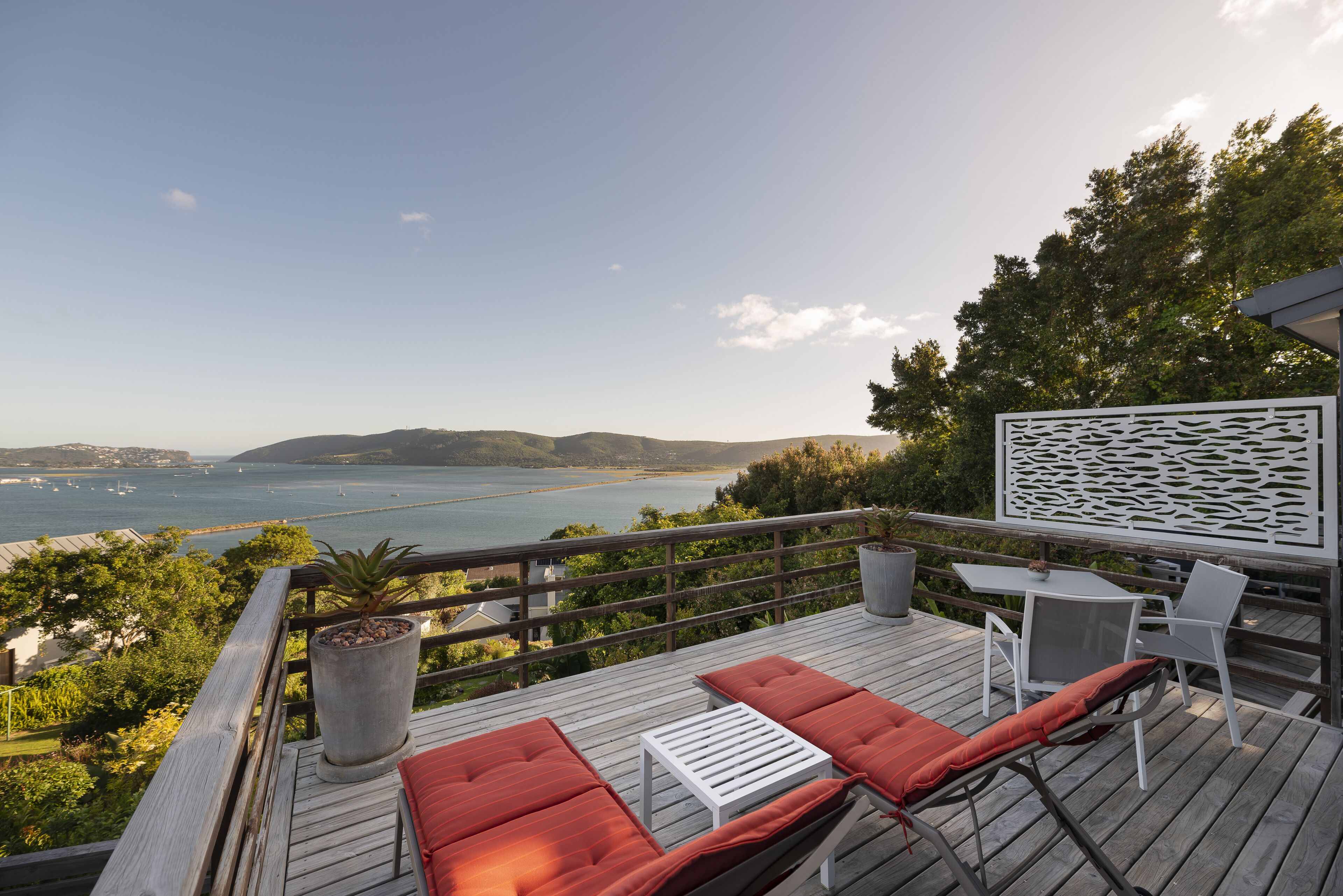 스위트 (THEBLOEM SUITE FOUR: DELUXE KING BED ) | 고급 침구, 무료 미니바 품목, 객실 내 금고, 책상