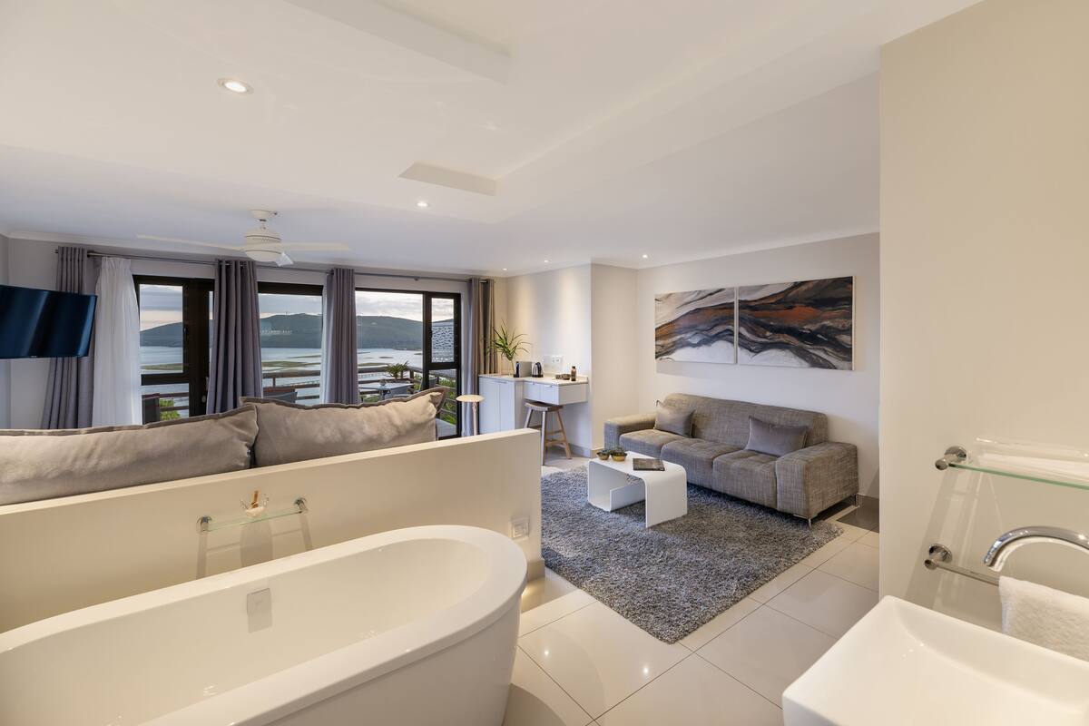 套房 (THEBLOEM SUITE FOUR: DELUXE KING BED ) | 高档床上用品、免费迷你吧物品、客房内保险箱、办公桌