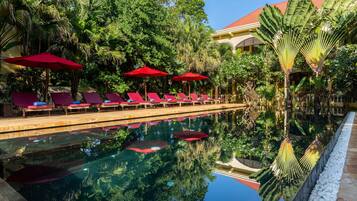 Outdoor pool, pool umbrellas, sun loungers