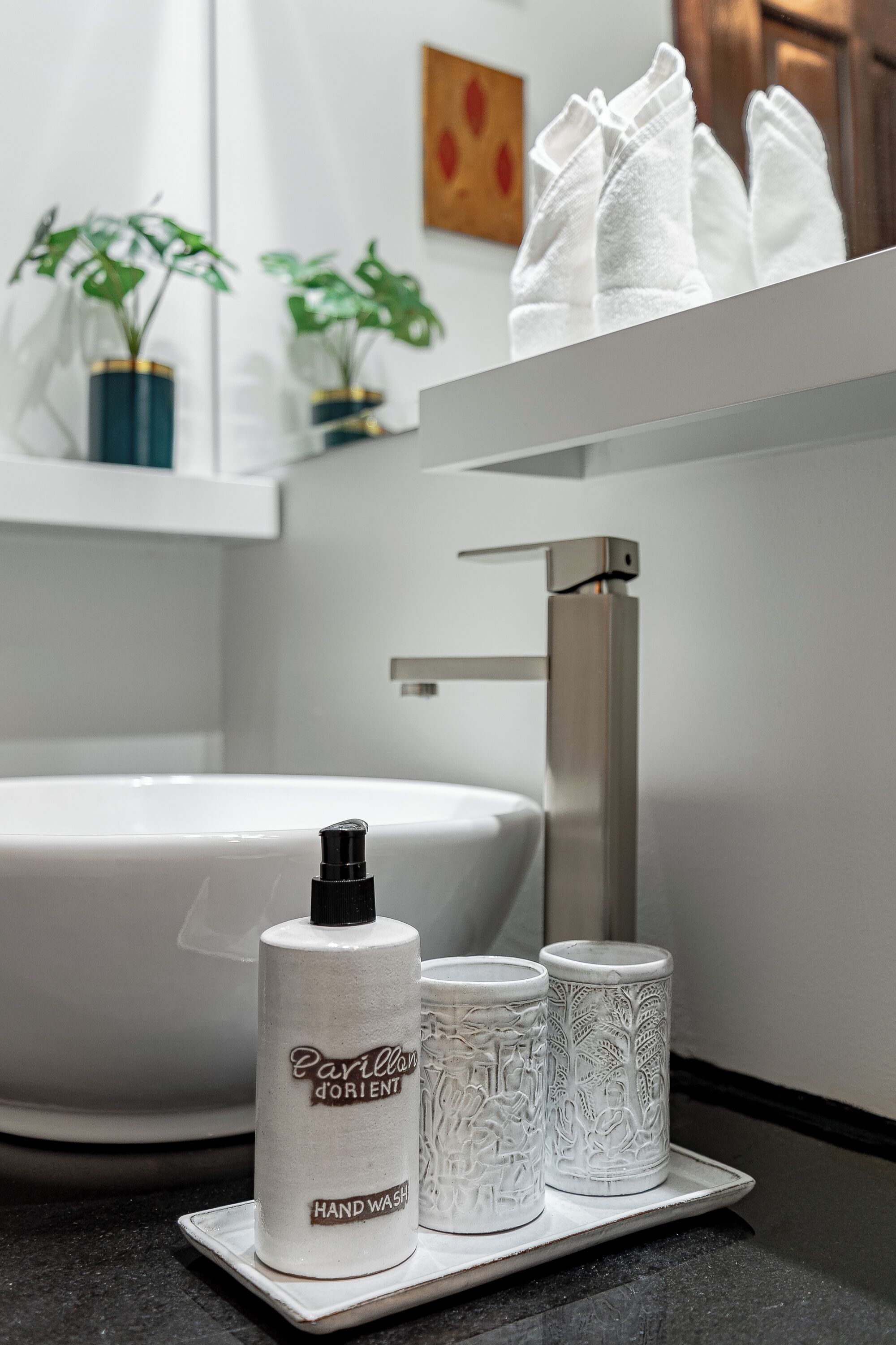 combined shower/bathtub, rainfall showerhead, free toiletries