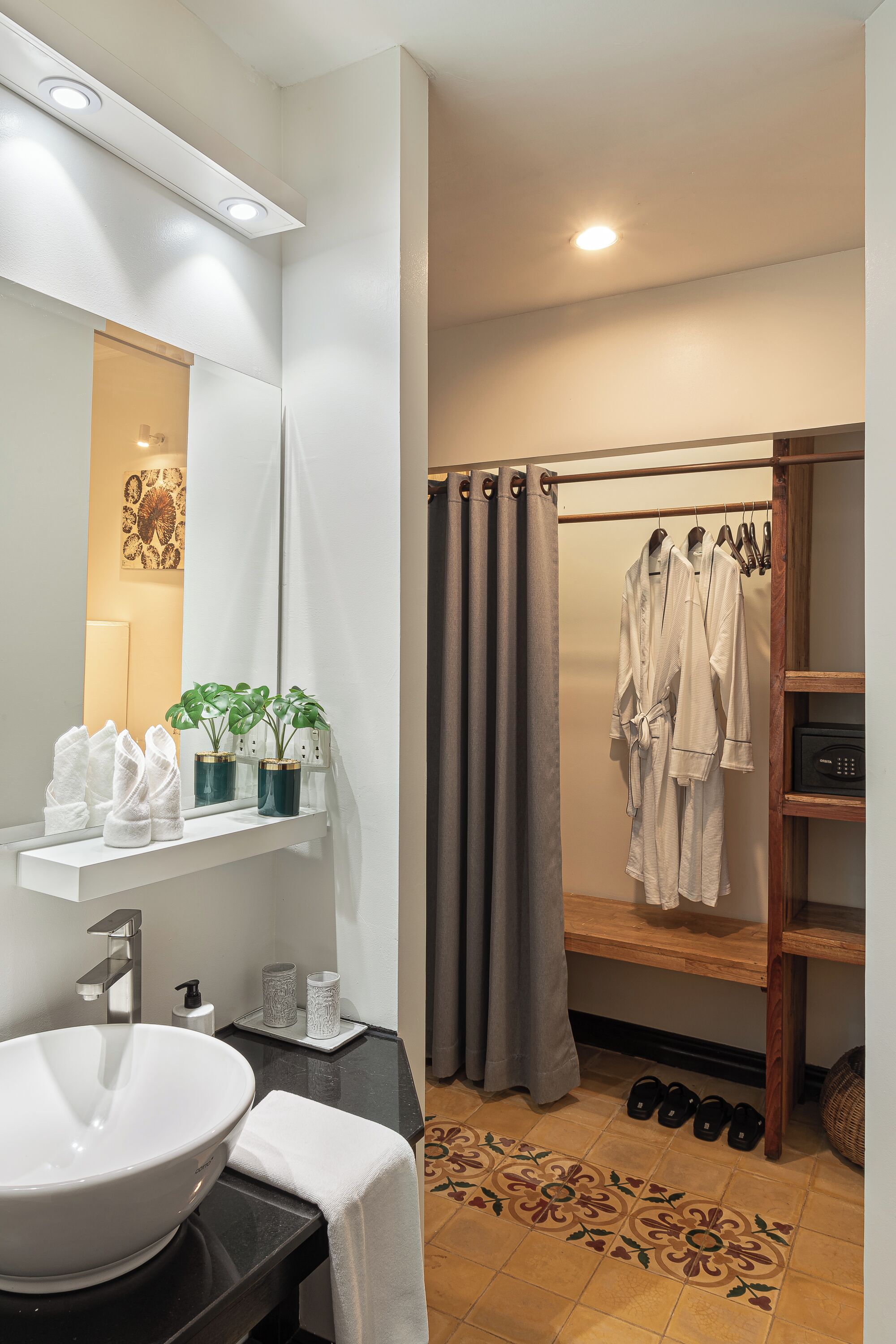 combined shower/bathtub, rainfall showerhead, free toiletries