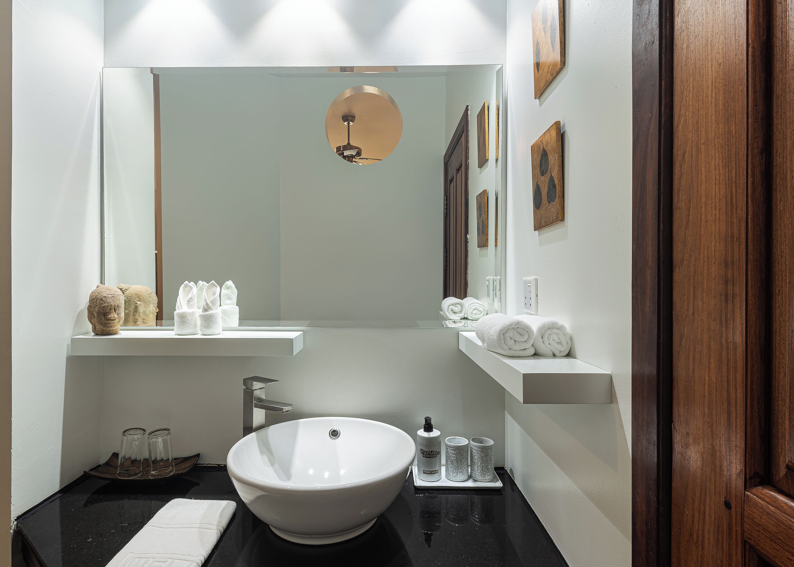 combined shower/bathtub, rainfall showerhead, free toiletries