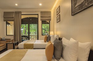 Deluxe Twin with Pool View | Minibar, caja fuerte, decoración individual y mobiliario individual