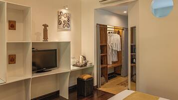 Family Suite with Pool view | Minibaari, tallelokero huoneessa, yksilöllisesti sisustettu