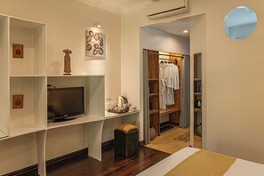 Family Suite with Pool view | มินิบาร์, ตู้นิรภัยในห้องพัก, ห้องพักตกแต่งอย่างมีเอกลักษณ์