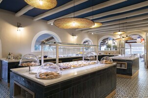 2 restaurantes: opção de café da manhã, almoço e jantar