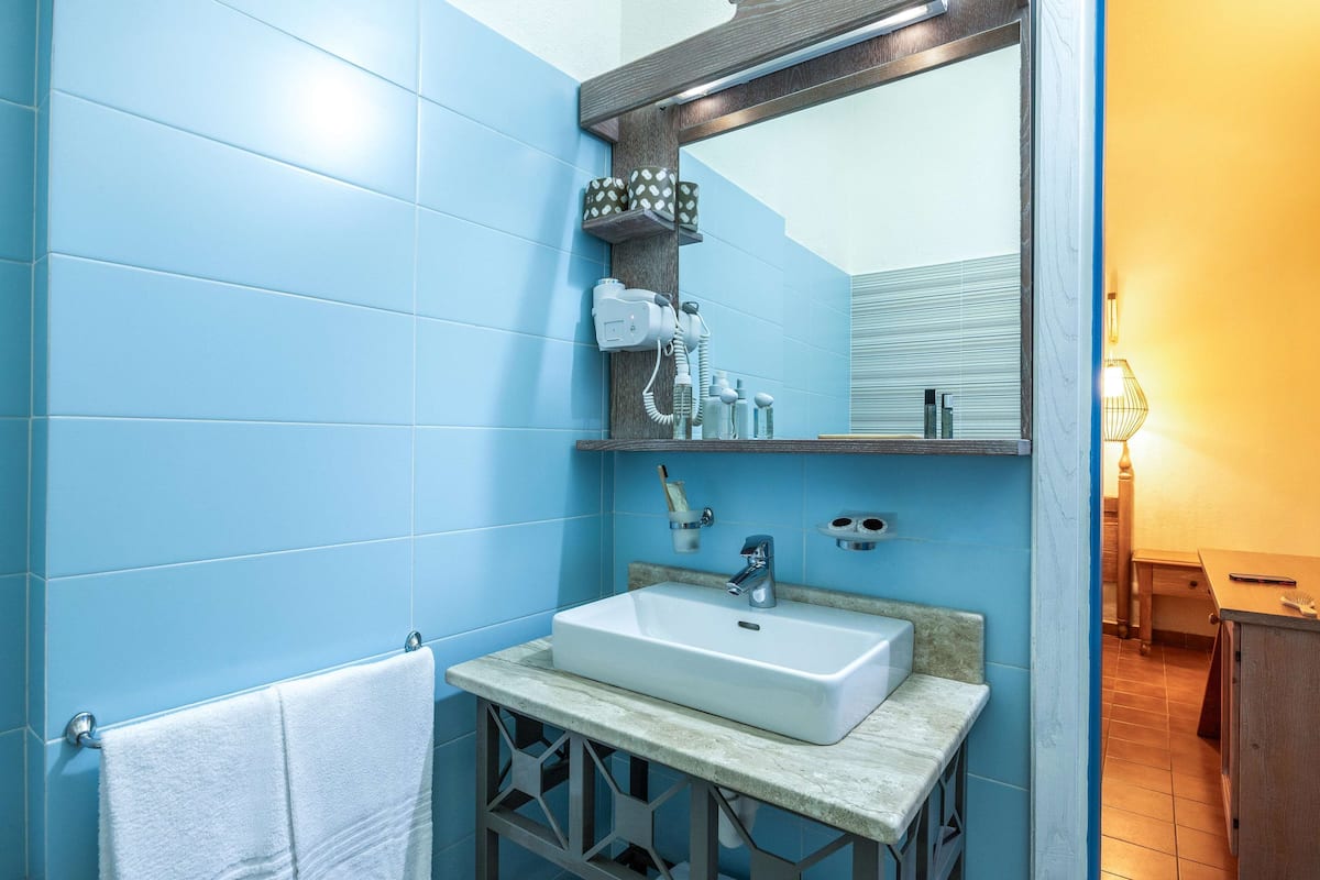 Duş, saç kurutma makinesi, bide, havlu