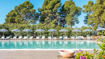 Seasonal outdoor pool, pool umbrellas