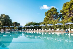 Seasonal outdoor pool, pool umbrellas