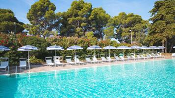 Piscine extérieure (ouverte en saison), parasols de plage
