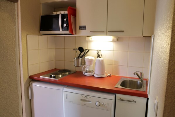Estudio | Cocineta privada | Cafetera y tetera, refrigerador, microondas y parrilla de estufa 