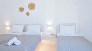 Habitación triple | Caja fuerte, escritorio, espacio para trabajar con un portátil