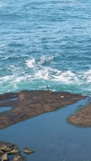 A rocky shoreline with waves crashing onto the rocks. - Aran View Country House (Doolin)