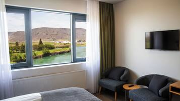 Habitación Premium con 1 cama matrimonial o 2 individuales, vista al río | Caja de seguridad en la habitación y escritorio