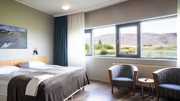 Habitación superior con 1 cama matrimonial o 2 individuales, vista al río | Caja de seguridad en la habitación y escritorio