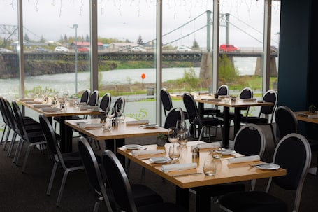 Lunch and dinner served, local and international cuisine. Hotel Selfoss