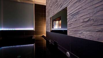 Indoor spa tub