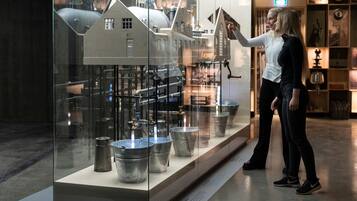 Una exposición de museo con modelos industriales y cubos de metal.