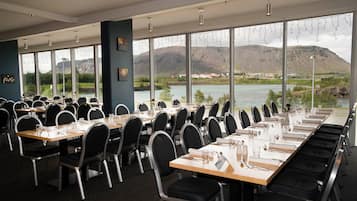 Mittagessen und Abendessen, lokale und internationale Küche