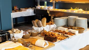 Se sirven comidas, cenas y cocina local e internacional