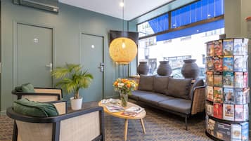 Coin salon dans le hall