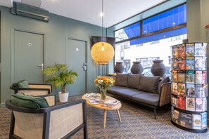 Coin salon dans le hall