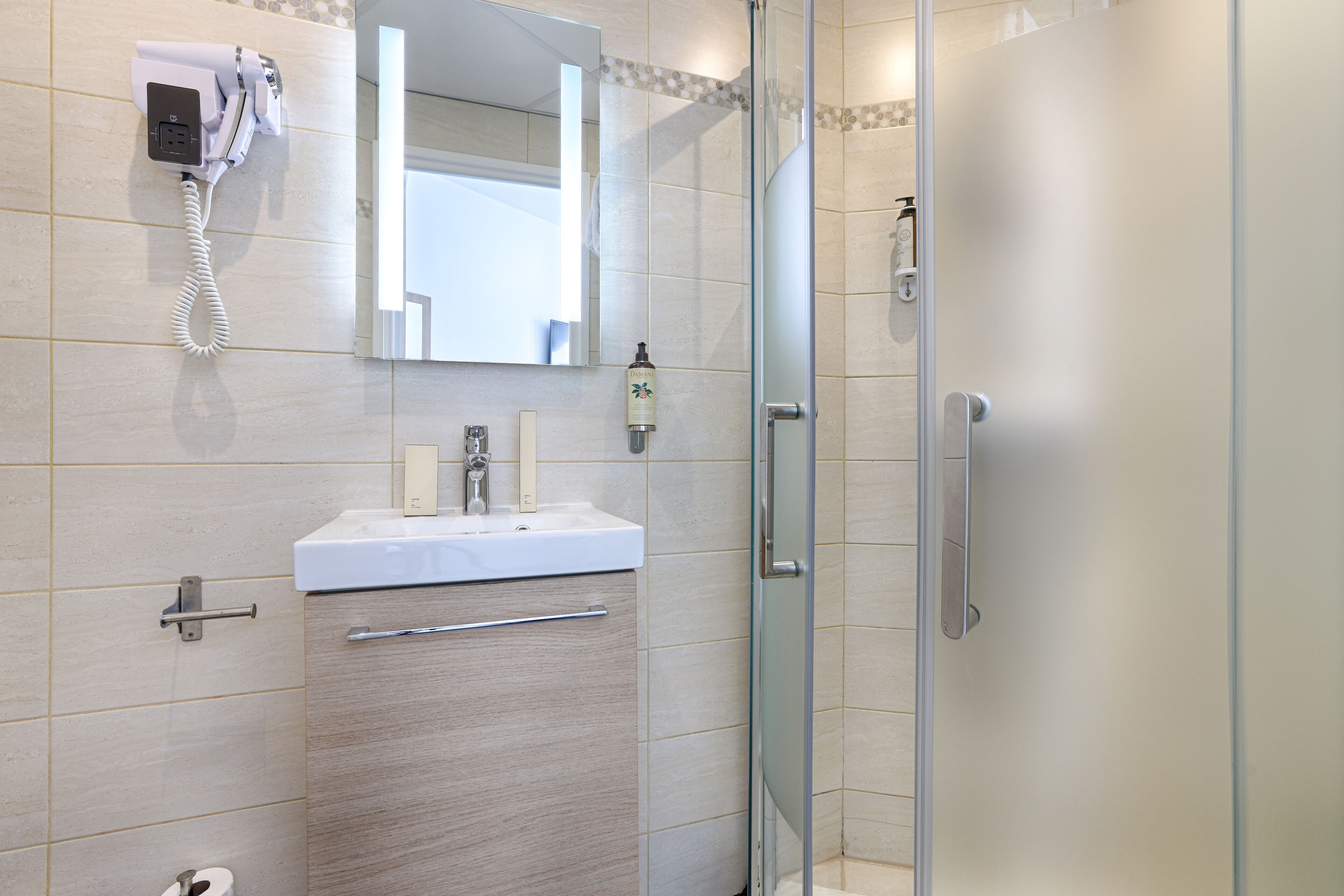 shower, free toiletries, hair dryer, towels